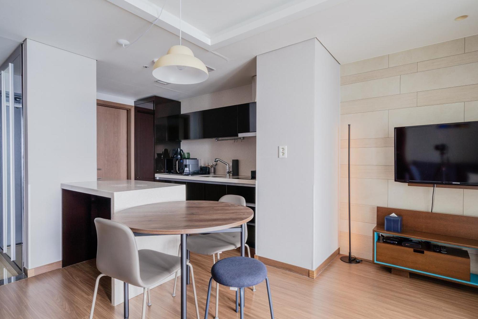 Urbanstay Haeundae Station Пусан Экстерьер фото