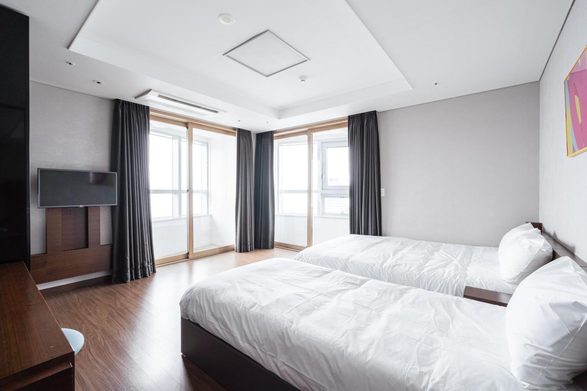 Urbanstay Haeundae Station Пусан Экстерьер фото