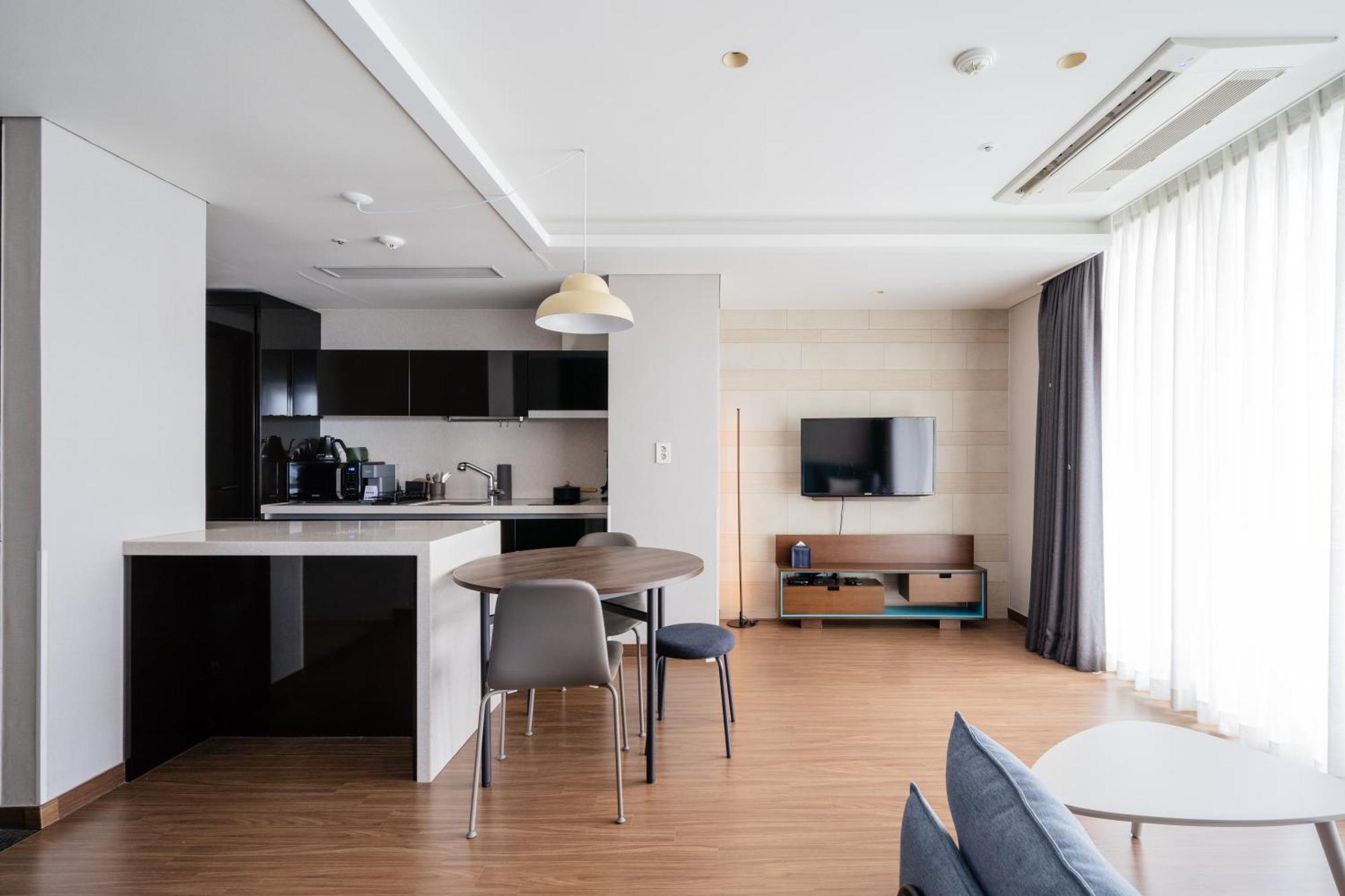 Urbanstay Haeundae Station Пусан Экстерьер фото
