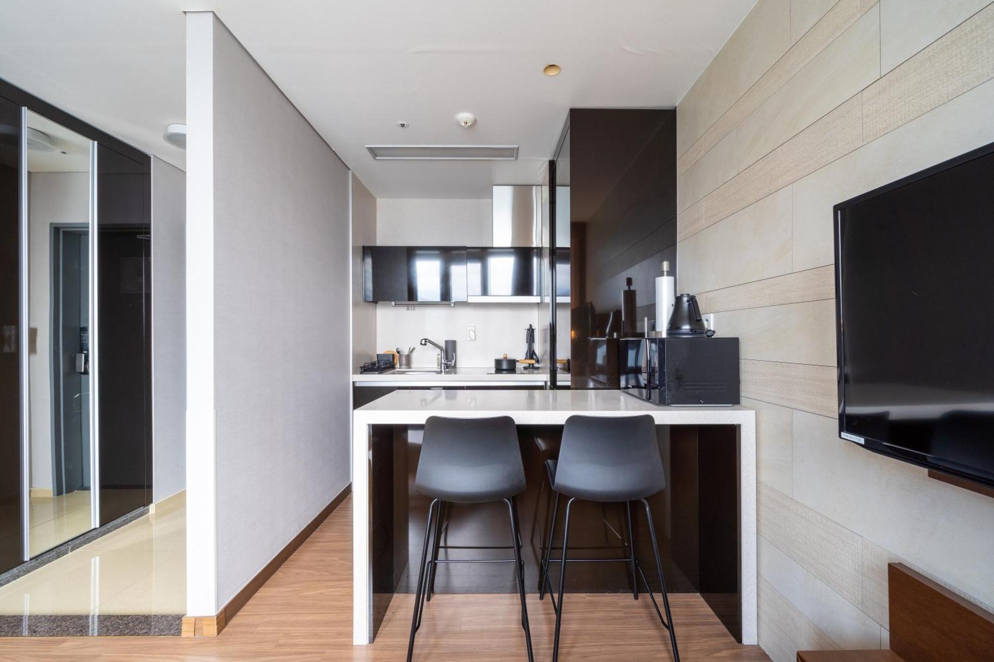 Urbanstay Haeundae Station Пусан Экстерьер фото