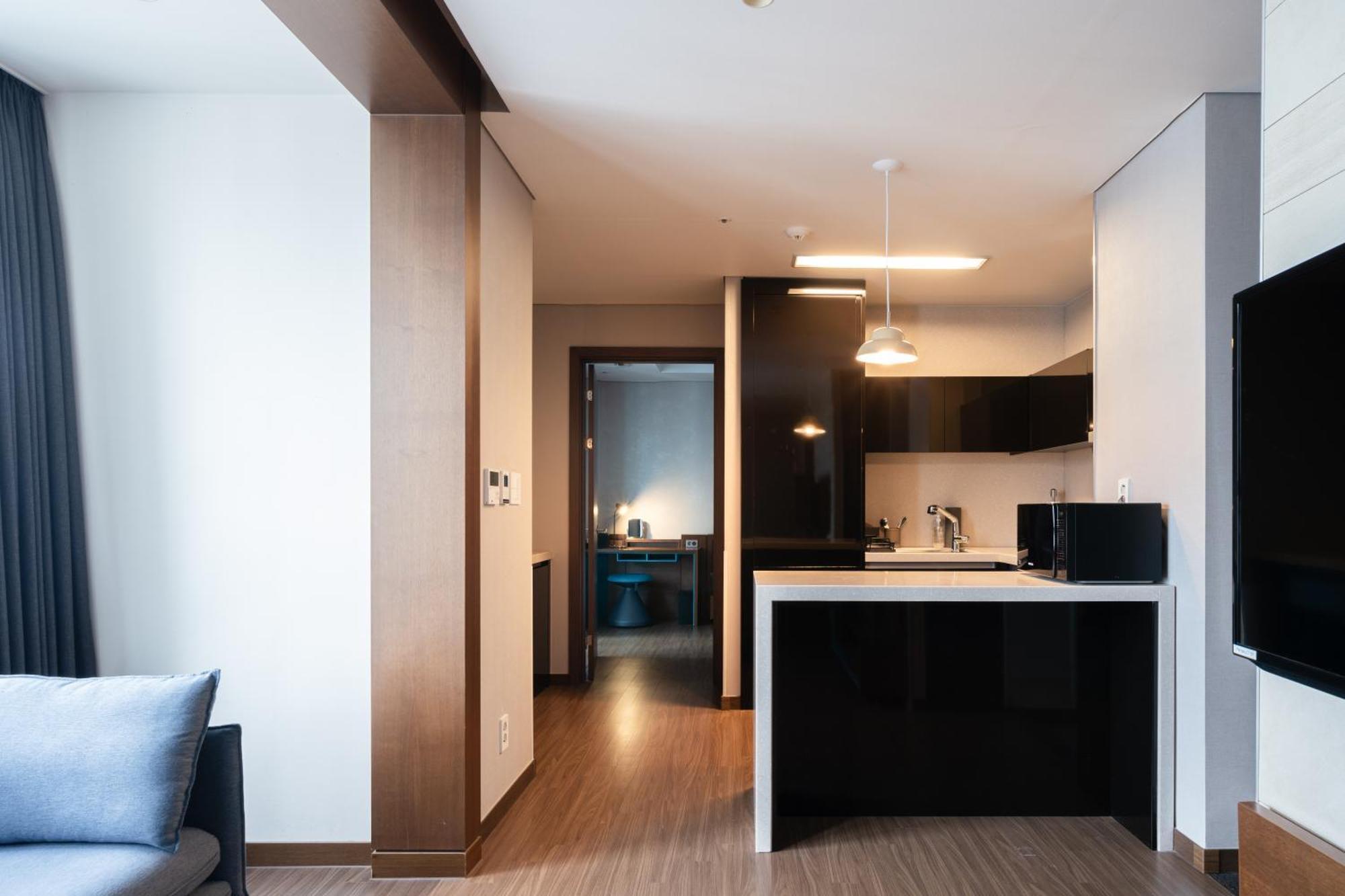 Urbanstay Haeundae Station Пусан Экстерьер фото