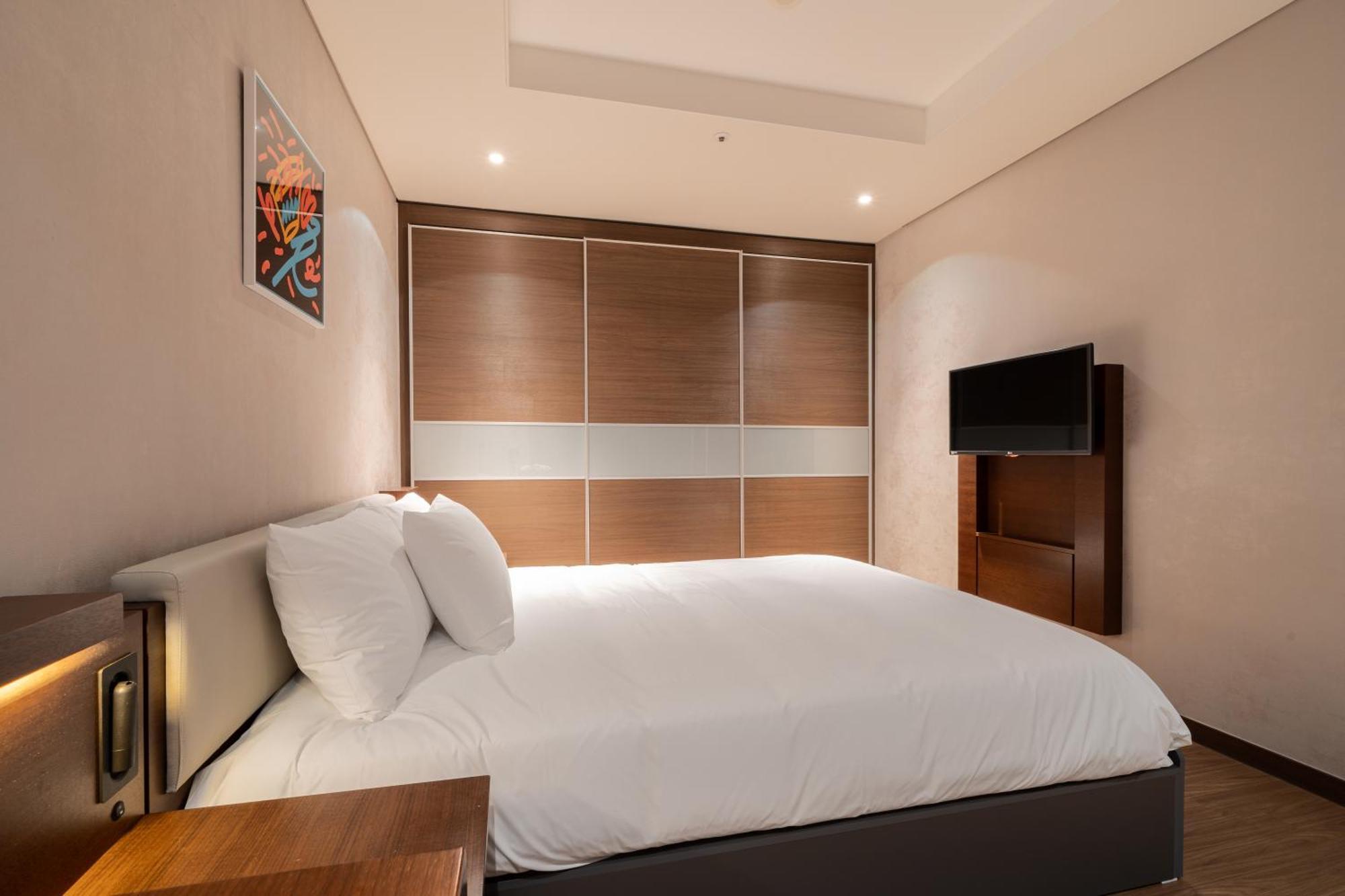 Urbanstay Haeundae Station Пусан Экстерьер фото