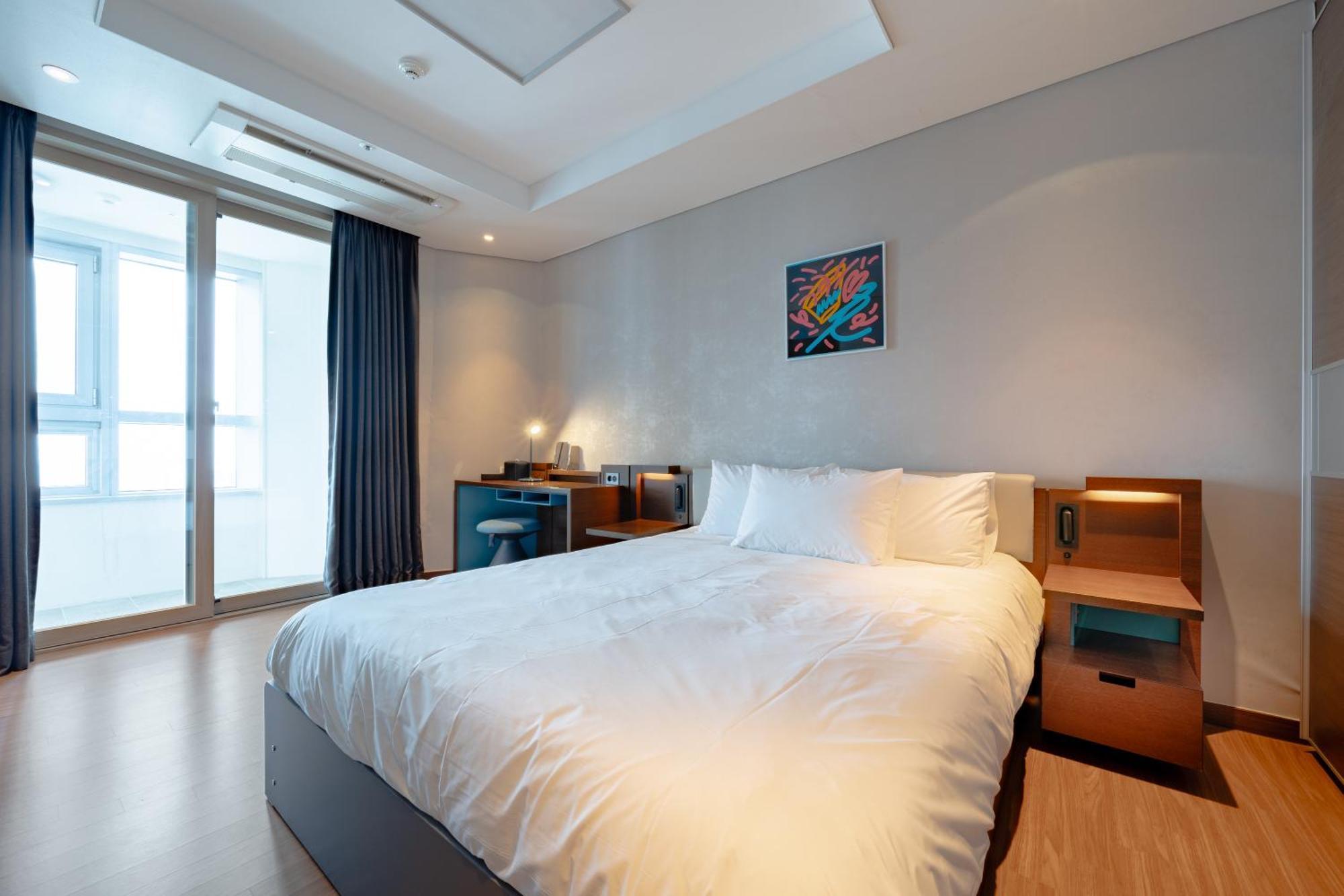 Urbanstay Haeundae Station Пусан Экстерьер фото