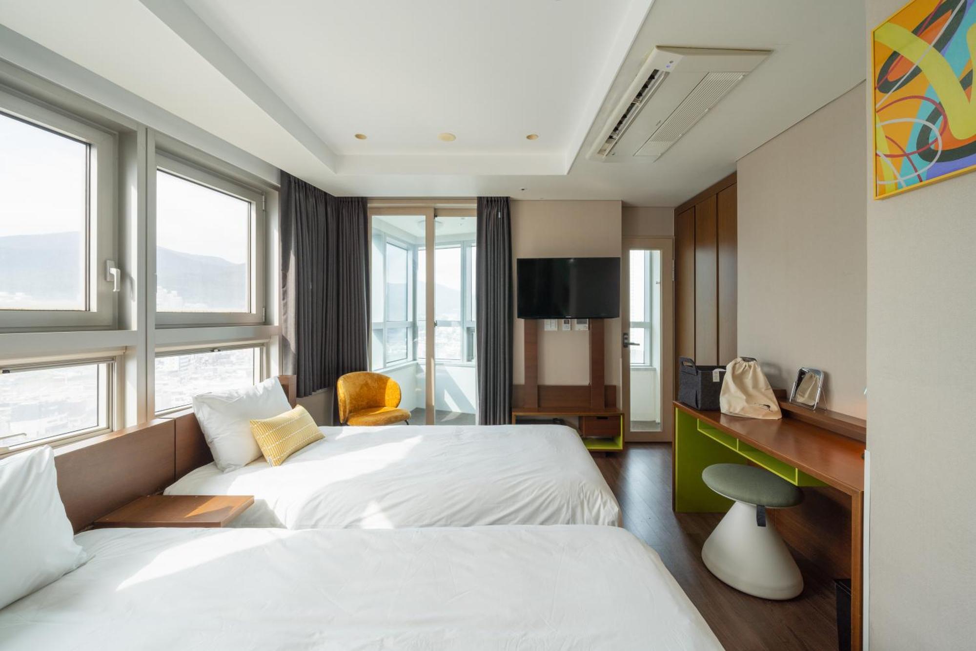 Urbanstay Haeundae Station Пусан Экстерьер фото
