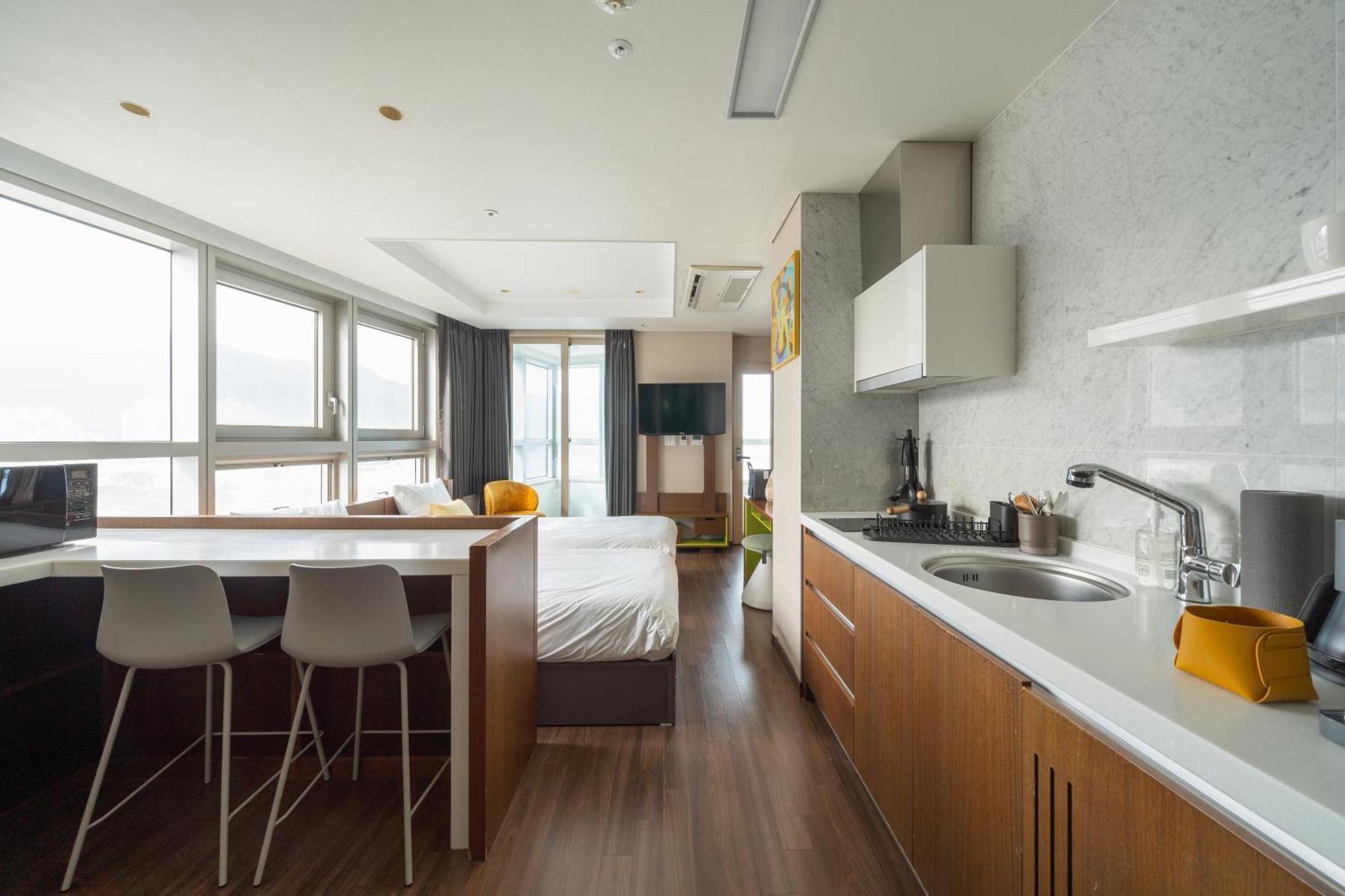 Urbanstay Haeundae Station Пусан Экстерьер фото