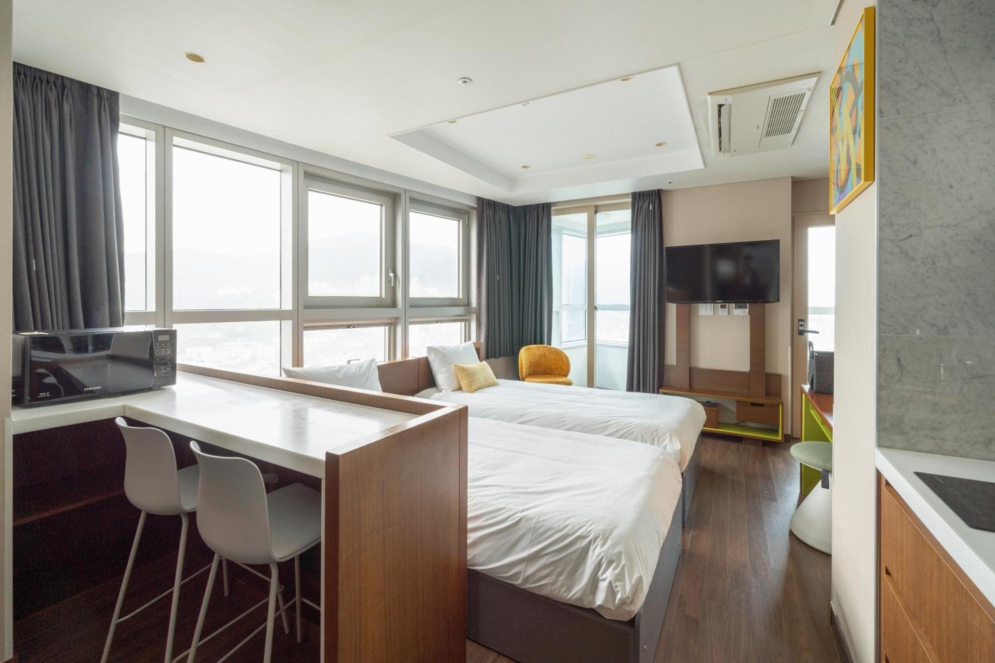 Urbanstay Haeundae Station Пусан Экстерьер фото