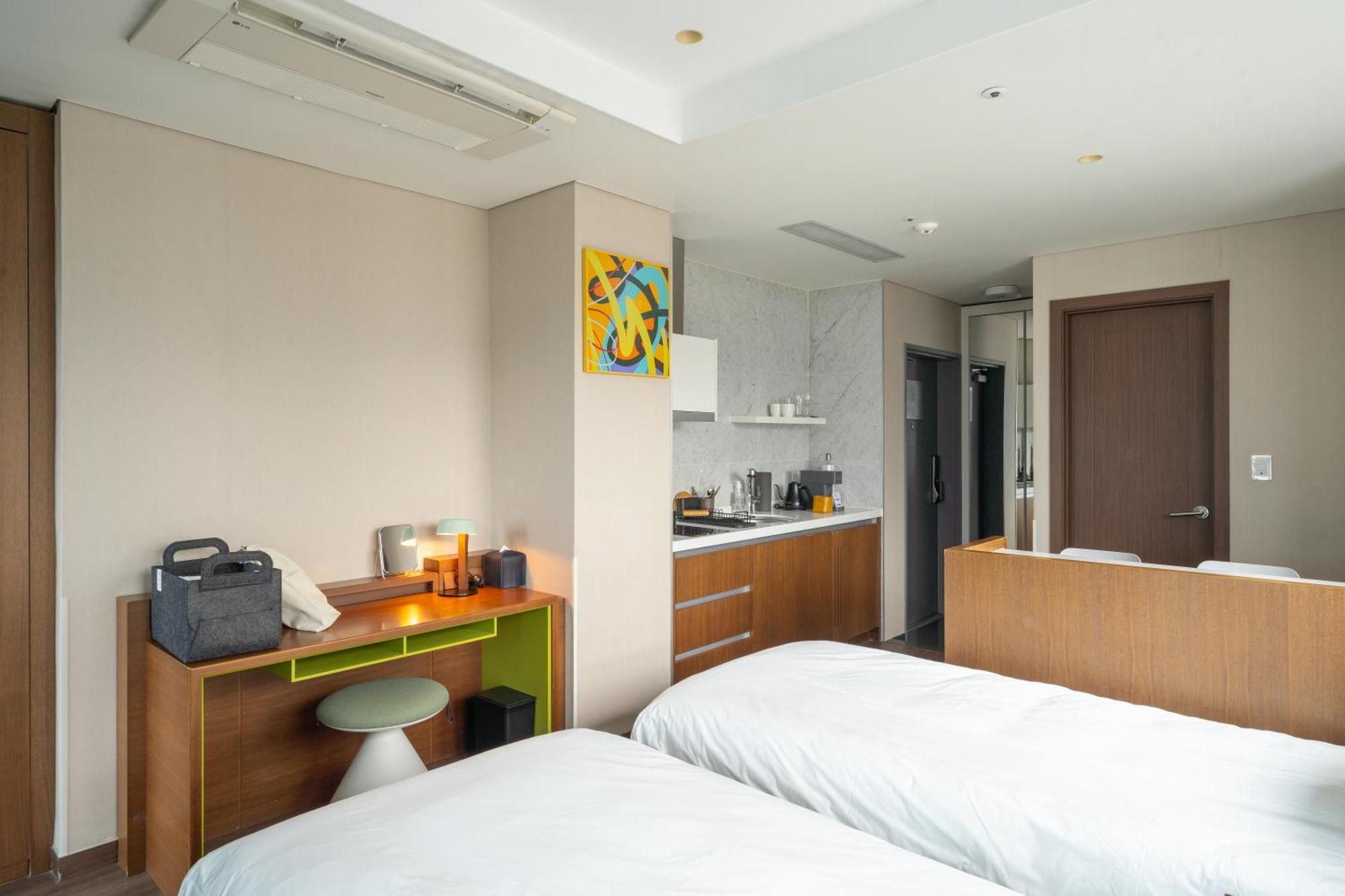 Urbanstay Haeundae Station Пусан Экстерьер фото