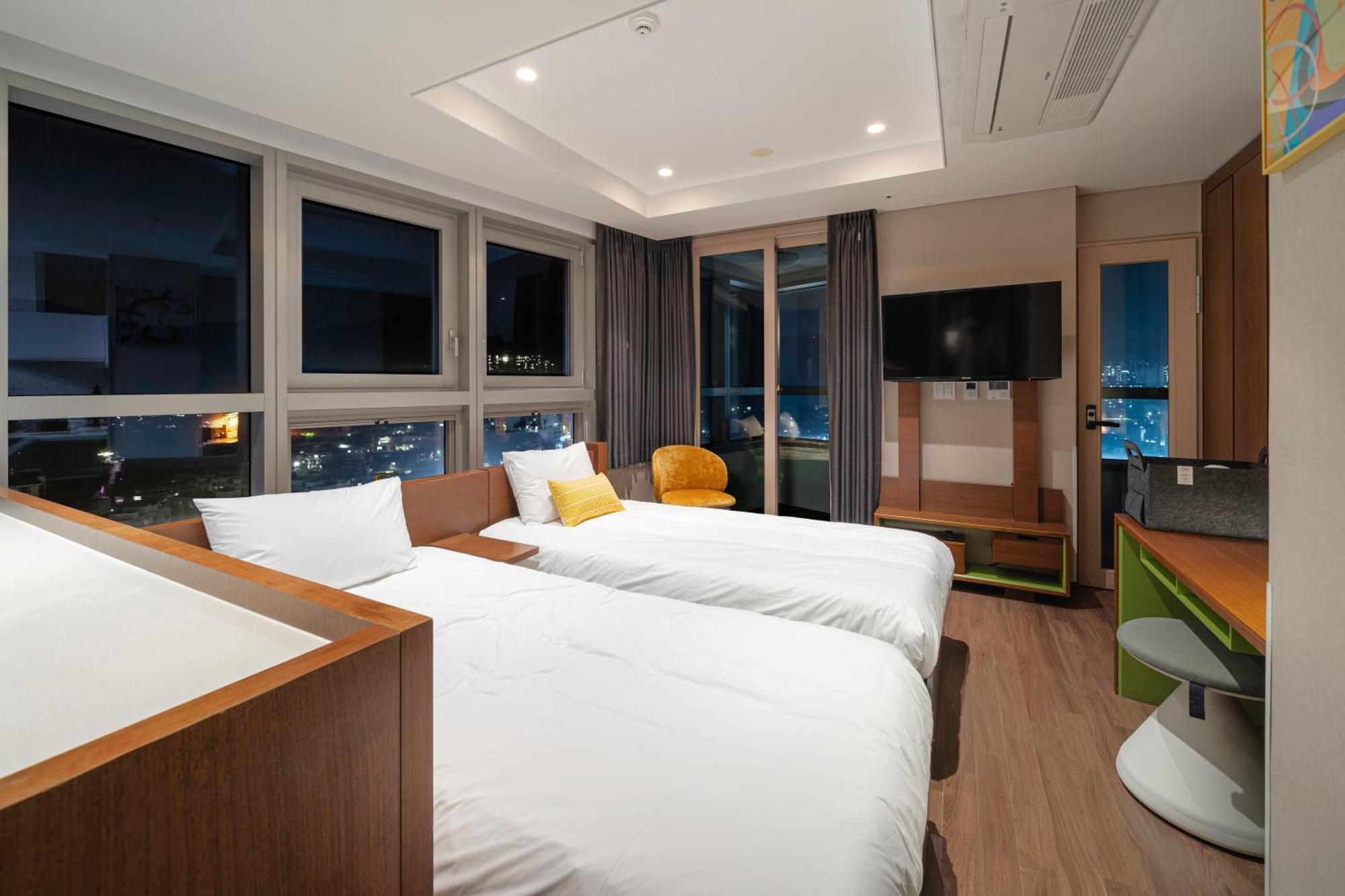 Urbanstay Haeundae Station Пусан Экстерьер фото