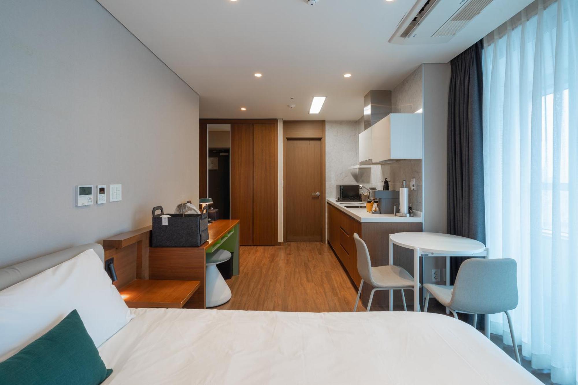 Urbanstay Haeundae Station Пусан Экстерьер фото