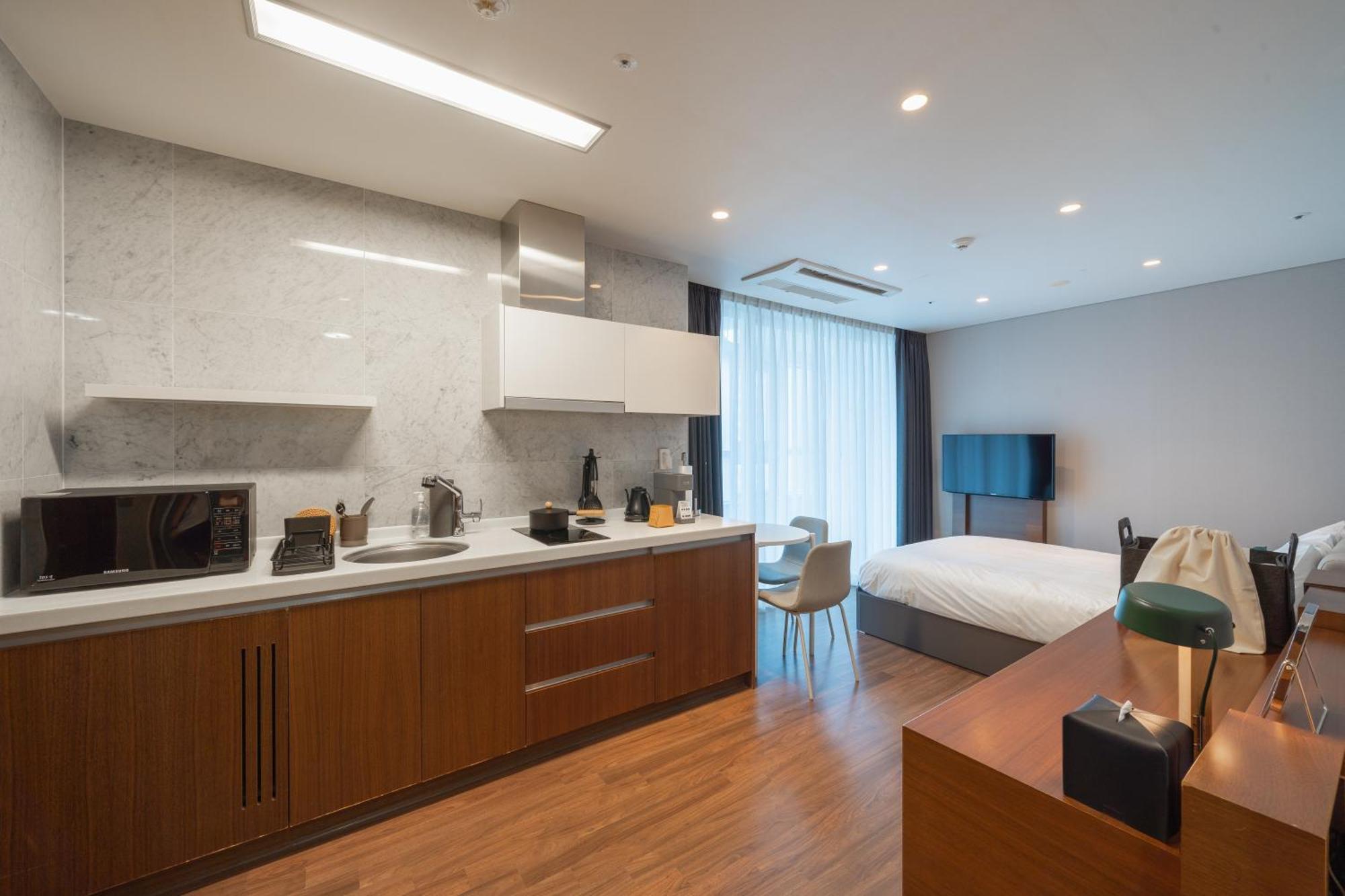 Urbanstay Haeundae Station Пусан Экстерьер фото