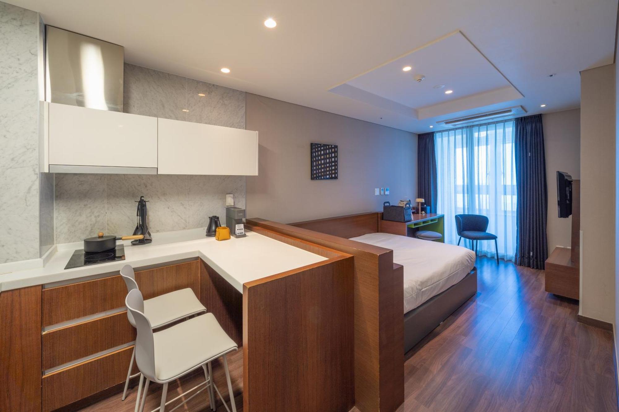 Urbanstay Haeundae Station Пусан Экстерьер фото