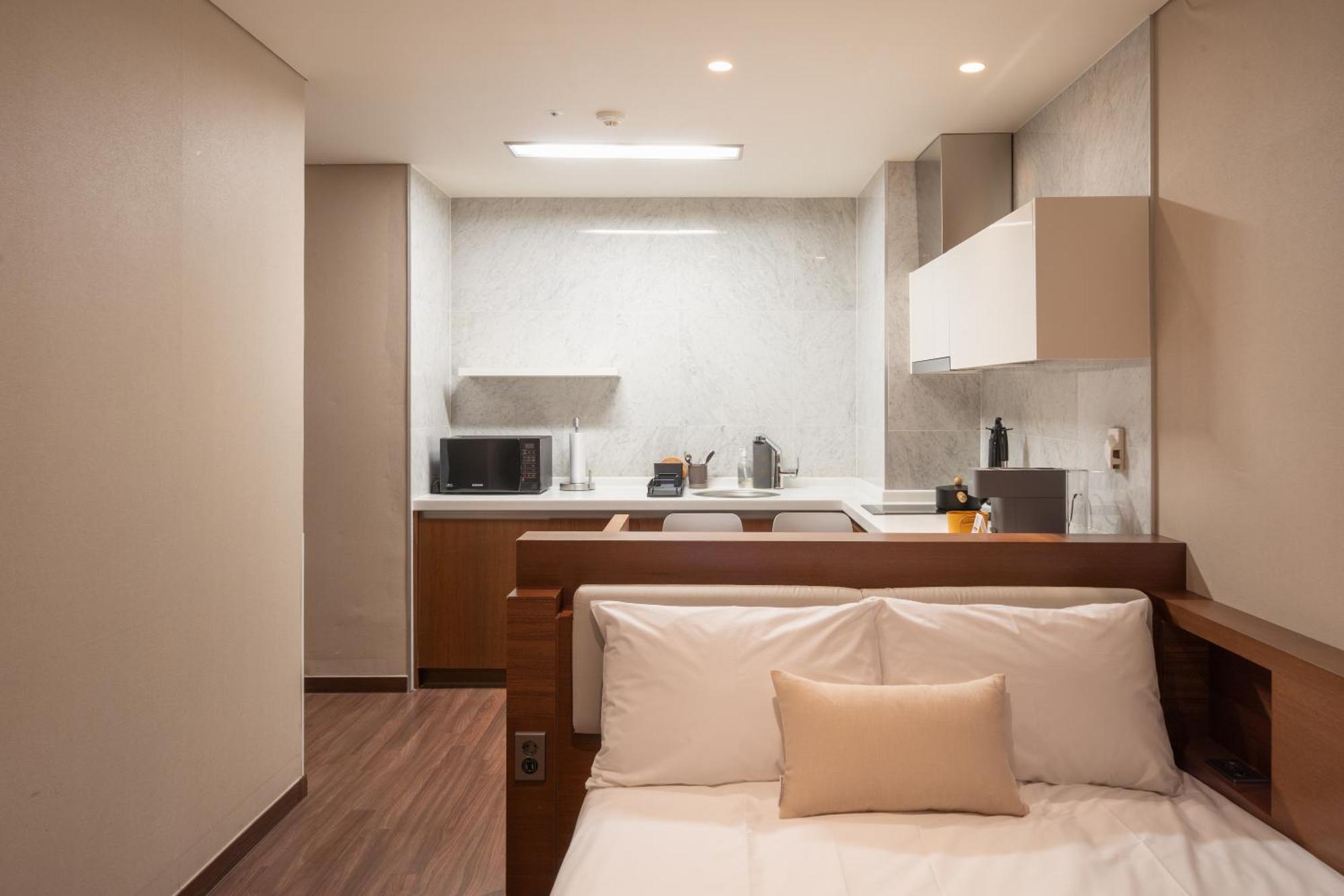 Urbanstay Haeundae Station Пусан Экстерьер фото