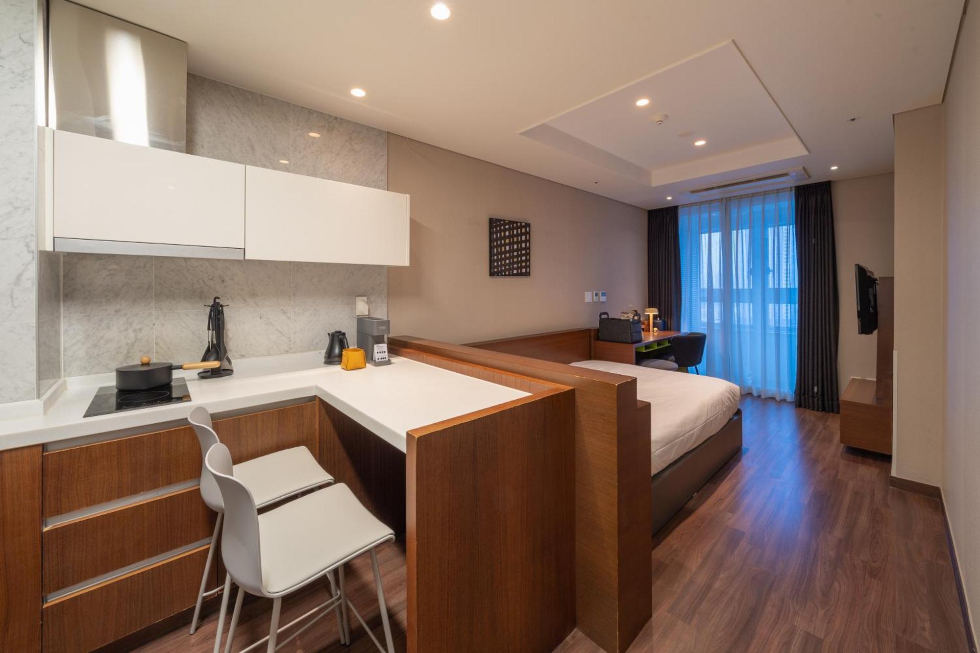 Urbanstay Haeundae Station Пусан Экстерьер фото