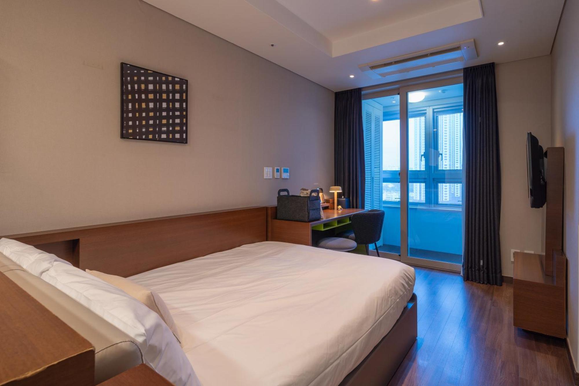 Urbanstay Haeundae Station Пусан Экстерьер фото